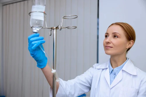 врач с капельницей антистресс