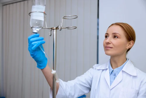 врач с капельницей натрия