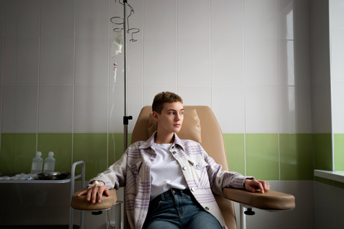 женщина под капельницей с витаминами