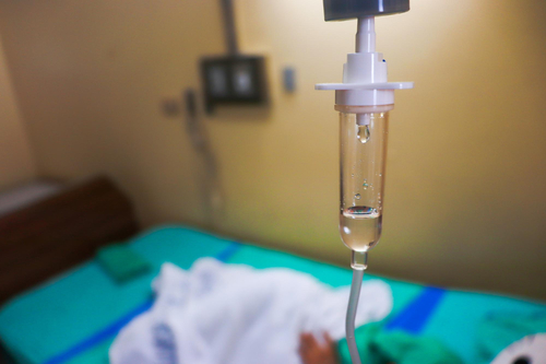 пациент лежит под капельницей натрия